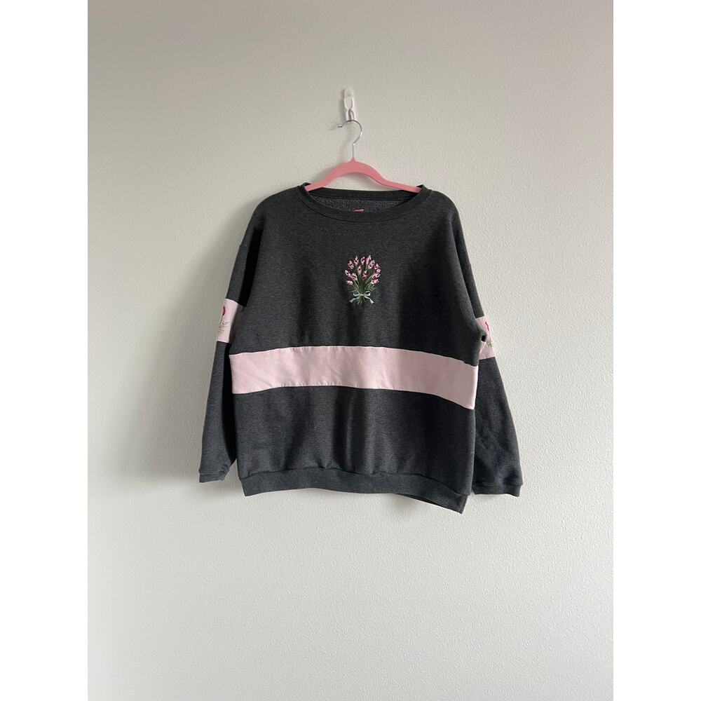 Vintage Hanes Faded Gray & Pink Flower Embroidered Sweatshirt L Grandmacore Cott